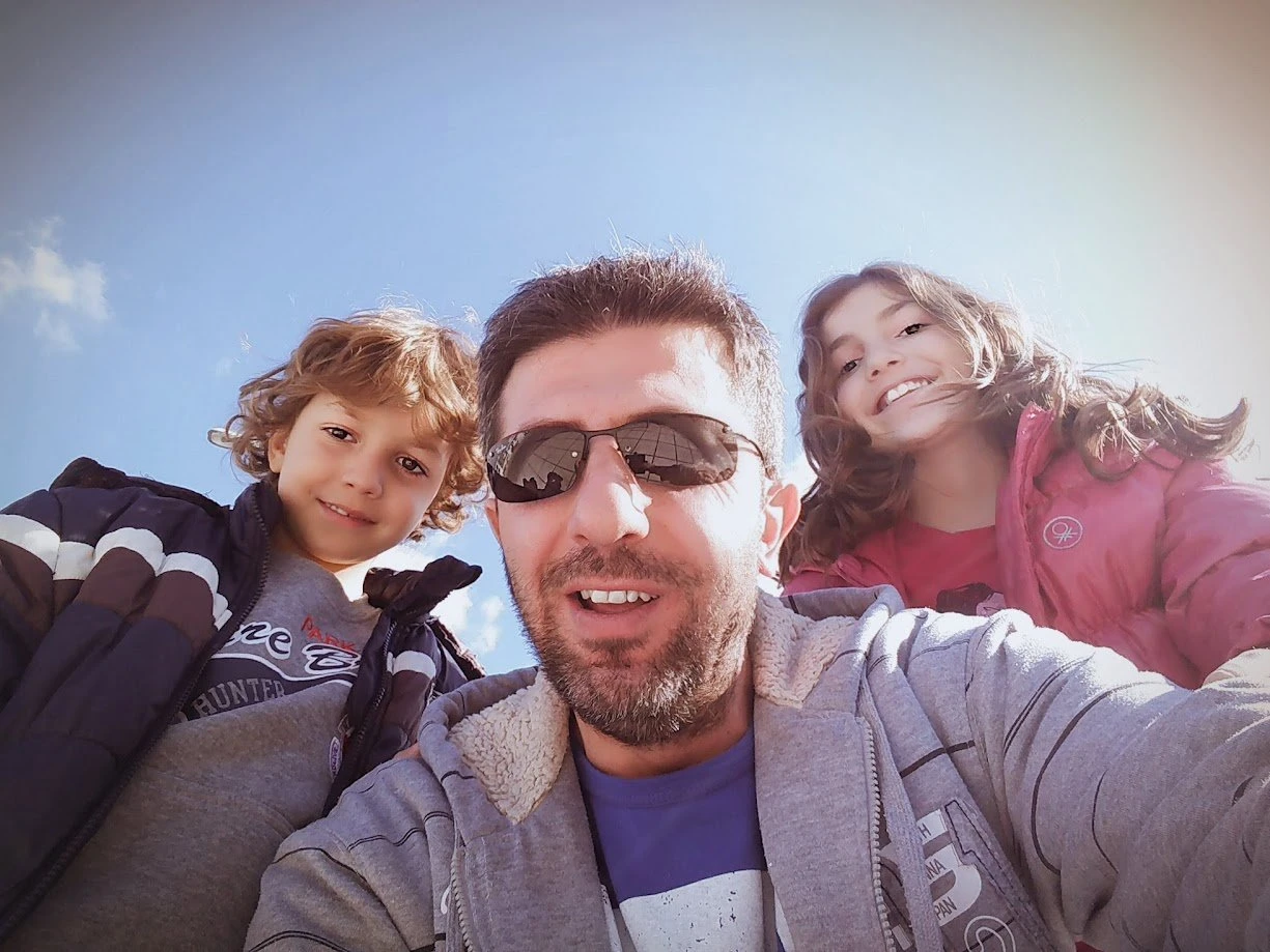 Μαζί με τα παιδιά του Αποστολία και Διογένη Μαζί με τα παιδιά του Αποστολία και Διογένη