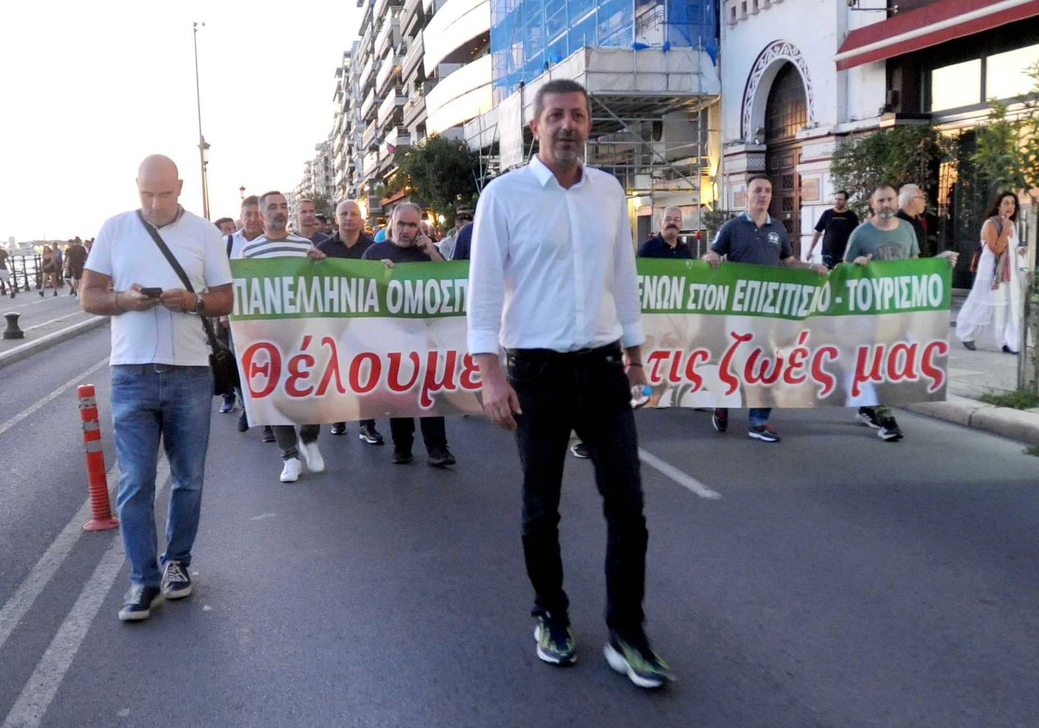 Πορεία στην παραλιακή λεωφόρο της Θεσσαλονίκης