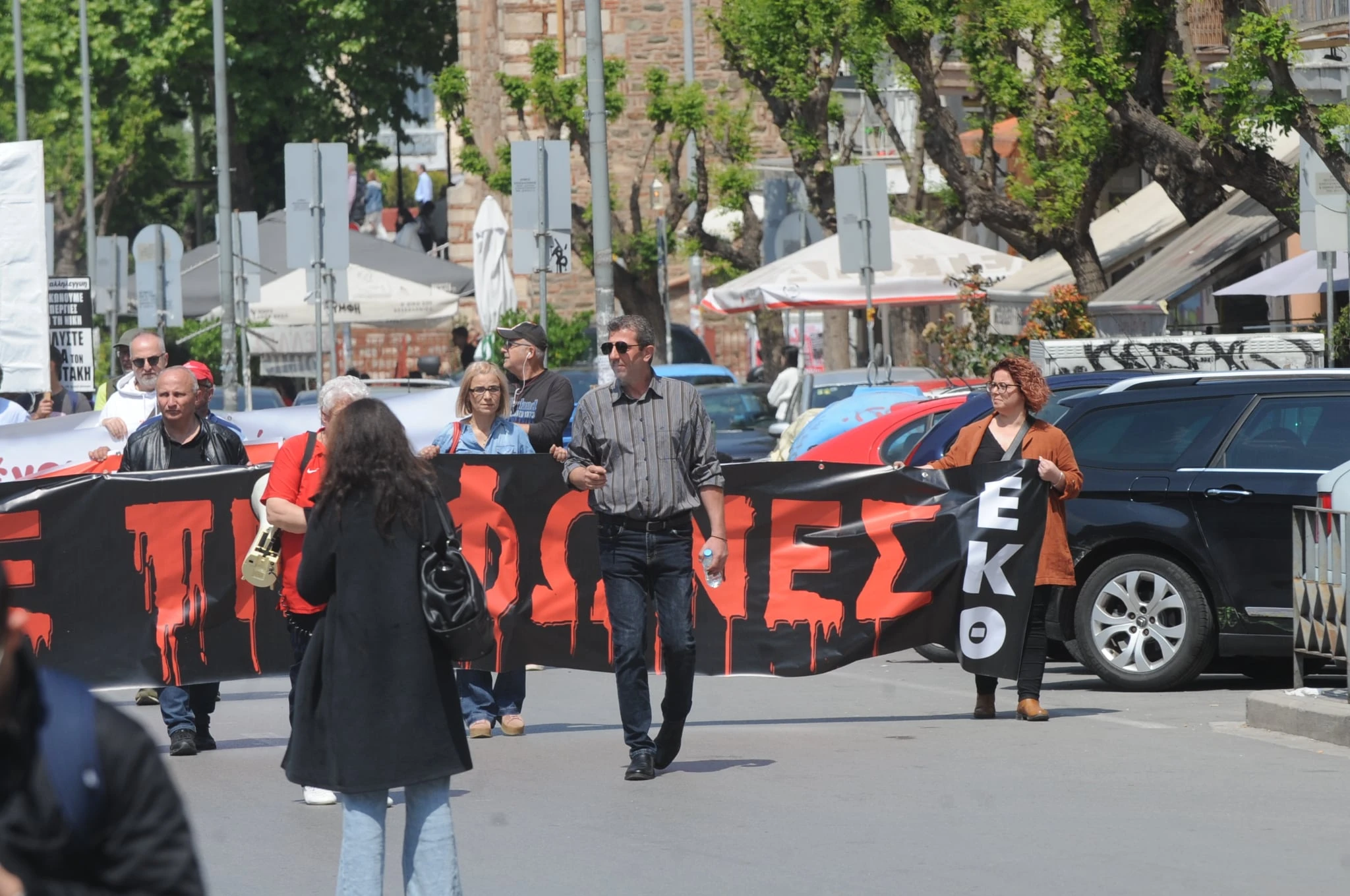 Μπροστά από το πανό κινητοποίησης του Εργατικού Κέντρου 