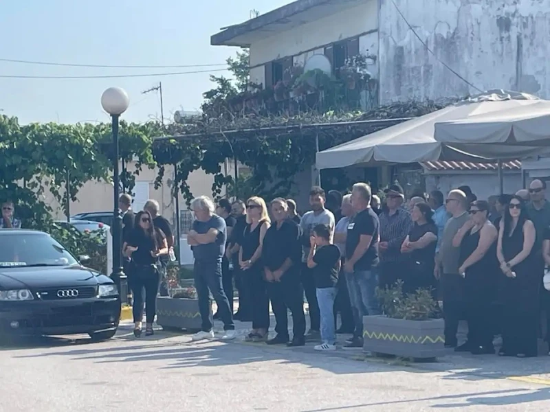 Ο Ανδρέας Ηλιάδης, διευθυντής της ΜΕΘ του Ρίου μαζί με συγγενείς και φίλους του άτυχου Σπύρου που πνίγηκε στον Άραχθο Ο Ανδρέας Ηλιάδης, διευθυντής της ΜΕΘ του Ρίου μαζί με συγγενείς και φίλους του άτυχου Σπύρου που πνίγηκε στον Άραχθο
