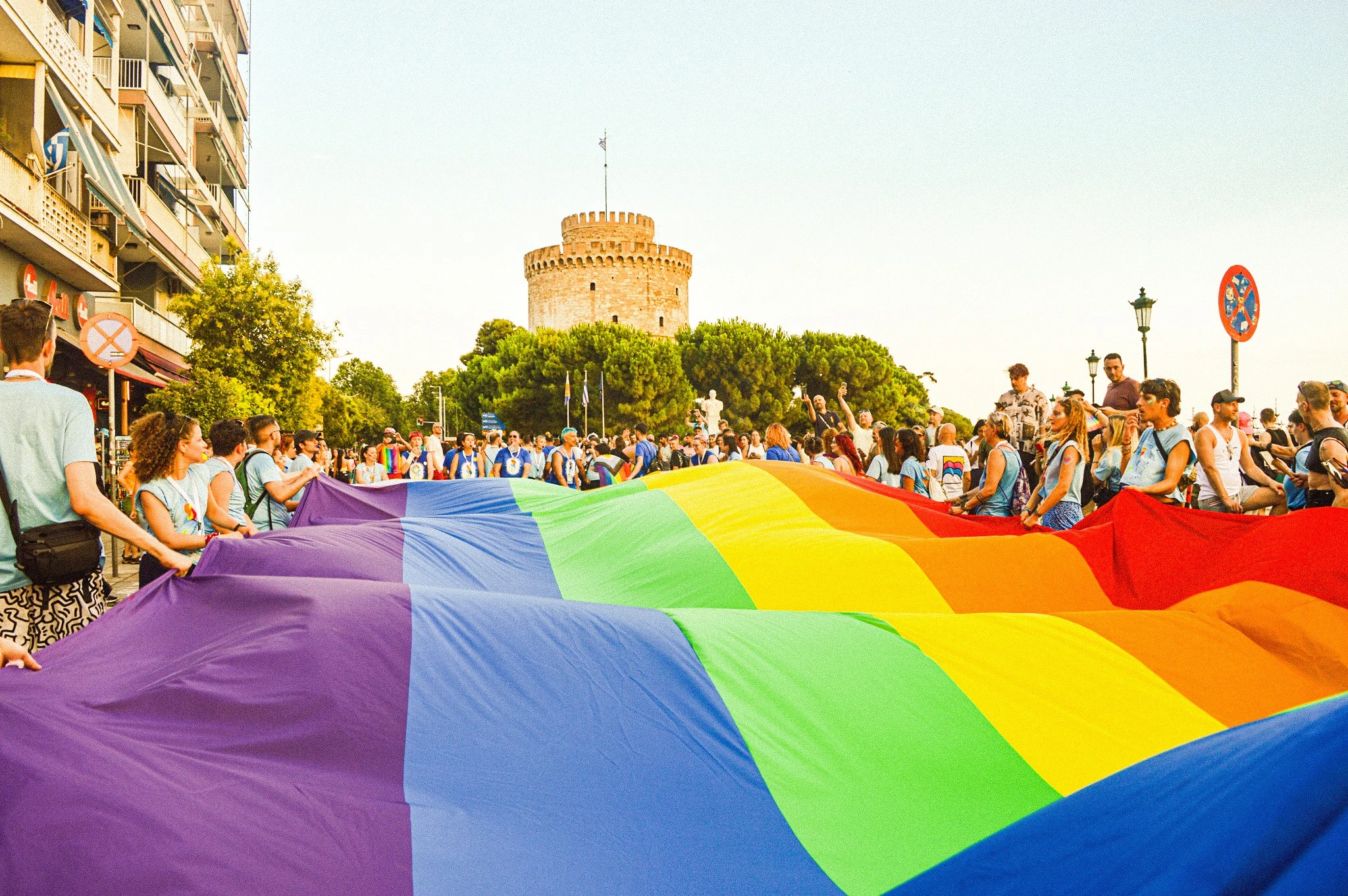 Στιγμιότυπα από την παρέλαση υπερηφάνειας με φόντο τον Λευκό Πύργο Στιγμιότυπα από την παρέλαση υπερηφάνειας με φόντο τον Λευκό Πύργο