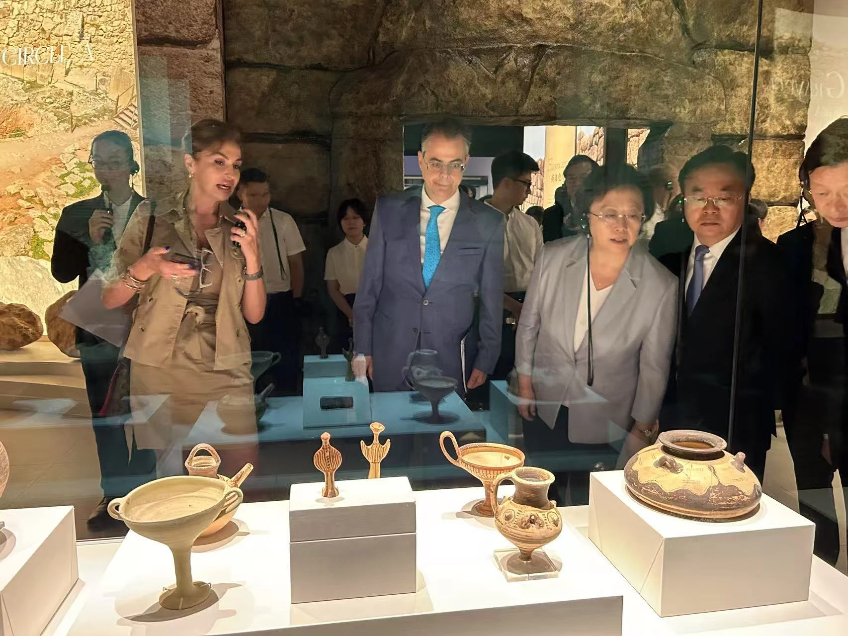 ambassadorwithmszhengliandliuguangqiang.jpg?v=0 ambassadorwithmszhengliandliuguangqiang.jpg?v=0
