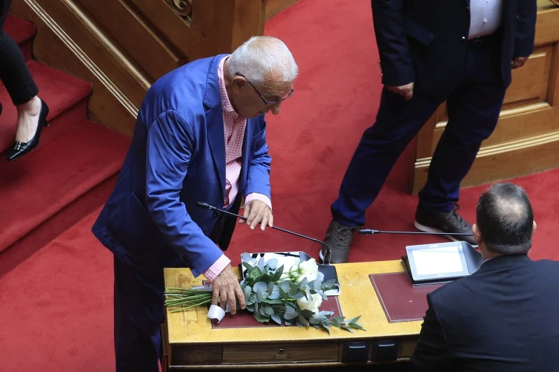 kaklamanis-louloudia-sti-mnimi-vesyropoulou.jpg kaklamanis-louloudia-sti-mnimi-vesyropoulou.jpg