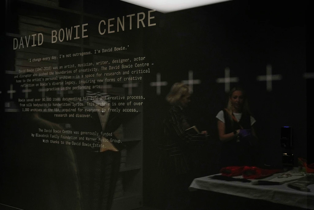 david-bowie-center2.jpg?v=0 david-bowie-center2.jpg?v=0