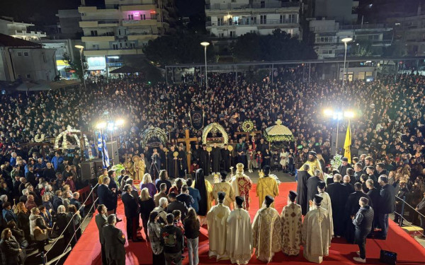 Καλαμαριά: Xιλιάδες κόσμου στη περιφορά των Επιταφίων - Το εγκώμια έψαλλε ο Δ. Μπάσης μαζί με πιστούς