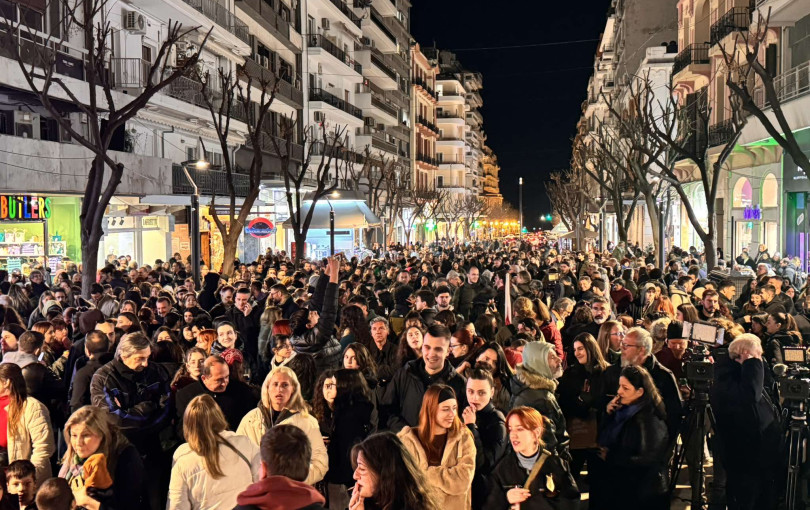 Θεσσαλονίκη: Συγκίνηση και πλήθος κόσμου στη συναυλία για τα Τέμπη (βίντεο)