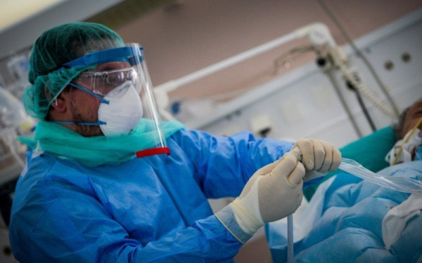 Στη δίνη της πανδημίας η Ελλάδα, δείχνει ο αριθμός των θανάτων από κορονοϊό