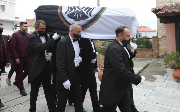 Τυλιγμένος με τη σημαία του ΠΑΟΚ στην τελευταία του κατοικία ο Σταύρος Σαράφης (φωτ.)