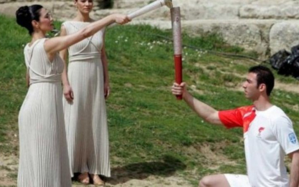 Σε δημοπρασία και οι δύο ολυμπιακές δάδες του Αλέξανδρου Νικολαΐδη - Μέρος των εσόδων στους πληγέντες της Κρήτης