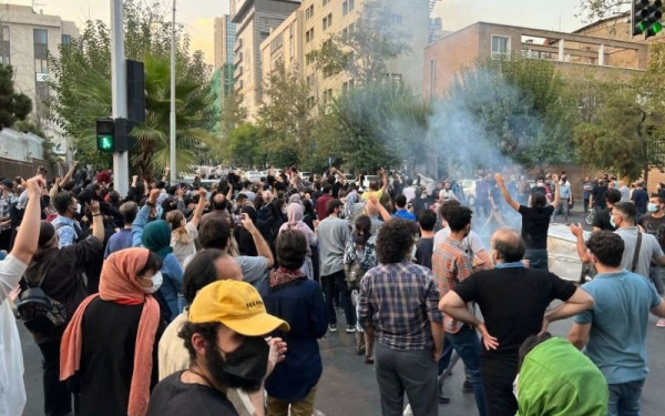 Μαζικές απεργίες και διαδηλώσεις συγκλόνισαν το Σάββατο το Ιράν (βίντεο)