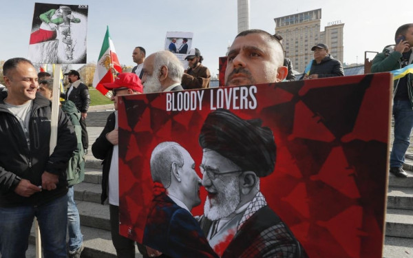 Ιρανοί και Ουκρανοί διαδήλωσαν στο Κίεβο για την... αγάπη Πούτιν - Αγιατολάχ (φωτ.)