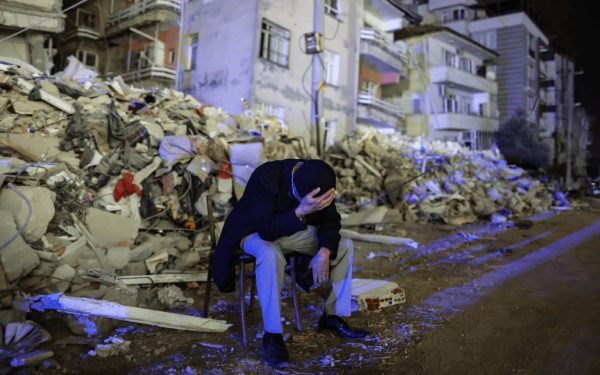 Τουρκία: «Θα περιμένω εδώ όλη μου τη ζωή» λέει κάτοικος που έχασε τους πάντες στον φονικό σεισμό