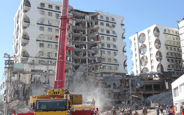 Διαμάχη στην Τουρκία για τη διάσωση εγκλωβισμένων ζώων από ετοιμόρροπο κτίριο (βίντεο)