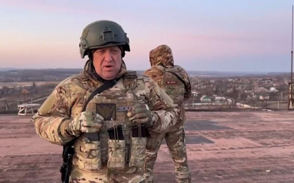 Δεν υπάρχουν ενδείξεις ότι οι Ουκρανοί εγκαταλείπουν το Μπαχμούτ, λέει ο επικεφαλής της Wagner 