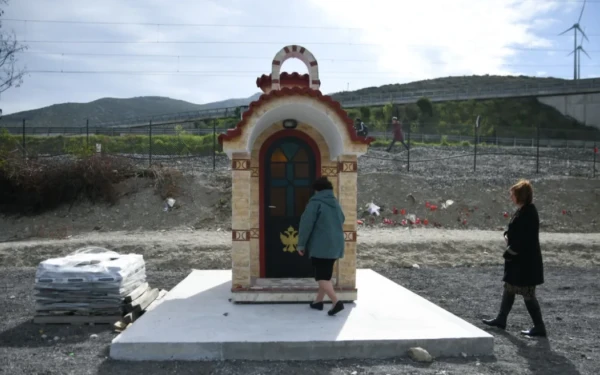 Τέμπη: Εικονοστάσι στο σημείο του πολύνεκρου δυστυχήματος - Σε βαρύ κλίμα έγινε το μνημόσυνο (φωτ.)