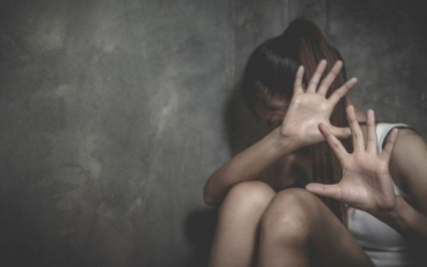Υπόθεση παιδικής πορνογραφίας στον Βόλο: Για αιμομιξία κατηγορείται η μητέρα της ανήλικης