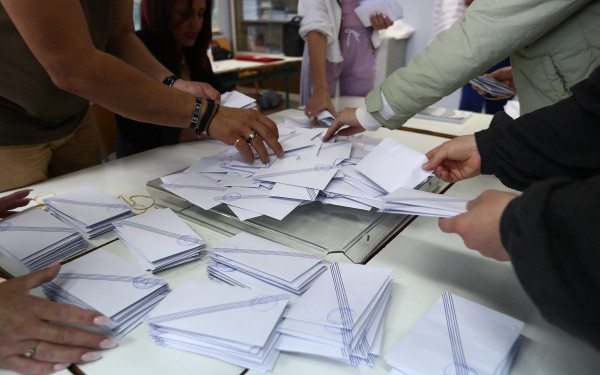 MRB: Στις 14,1 μονάδες το προβάδισμα της ΝΔ - Δεύτερη με 15,6% η Πλεύση Ελευθερίας