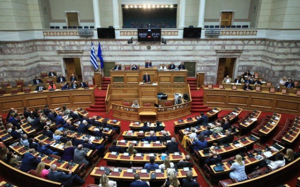 Πέρασε από την επιτροπή της Βουλής το νομοσχέδιο για τις μεταγραφές ακινήτων