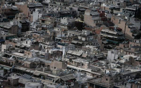Μεταβιβάσεις ακινήτων: Πτώση στις αγοραπωλησίες και στα έσοδα του Δημοσίου - «Φρένο» βάζουν οι υψηλές τιμές