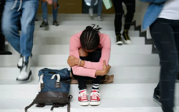 Βία ανηλίκων: Αύξηση 46% μέσα στο 2024 - Τίθεται σε λειτουργία η εφαρμογή SafeYOUth