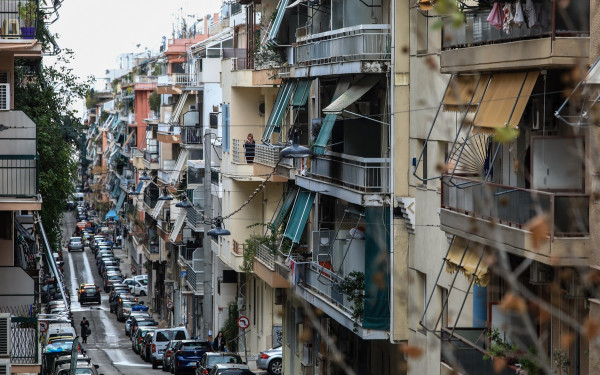«Ανάσα» για τους οφειλέτες: Πέφτει στο 5% η παρακράτηση της εφορίας για μεταβιβάσεις ακινήτων