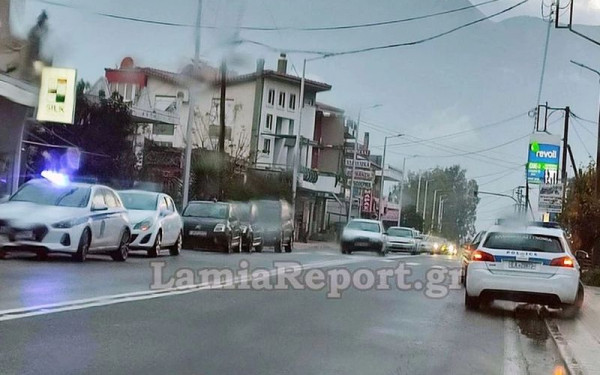 Τροχαίο με εγκατάλειψη στη Λαμία: Μηχανή παρέσυρε κοπέλα και την άφησε τραυματισμένη