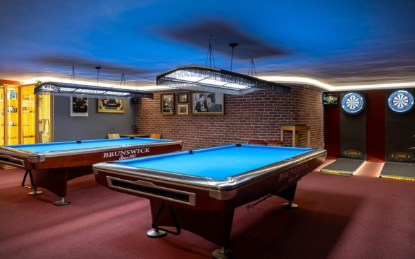 Login Billiards Club: Ένα ιστορικό στέκι διασκέδασης στην καρδιά της Θεσσαλονίκης