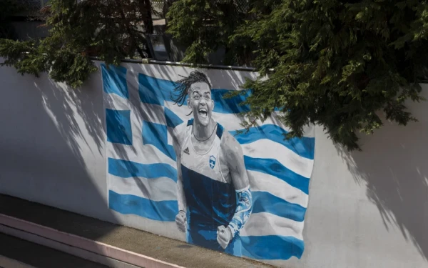 Θεσσαλονίκη: Ο Εμμανουήλ Καραλής έγινε γκράφιτι σε σχολείο - Πώς αντέδρασε ο Ολυμπιονίκης
