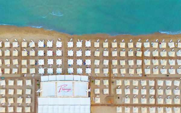 Beach House by Flamingo: Ο απόλυτος καλοκαιρινός προορισμός στον Ποταμό Επανομής