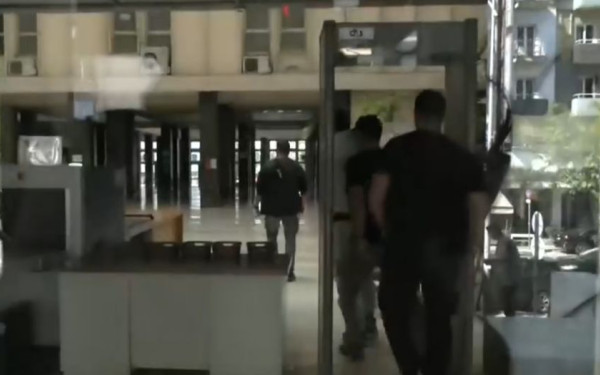Θεσσαλονίκη: Προθεσμία για να απολογηθεί έλαβε ο 49χρονος Τούρκος που πυροβόλησε όχημα της ΕΥΠ στη Θέρμη (βίντεο)