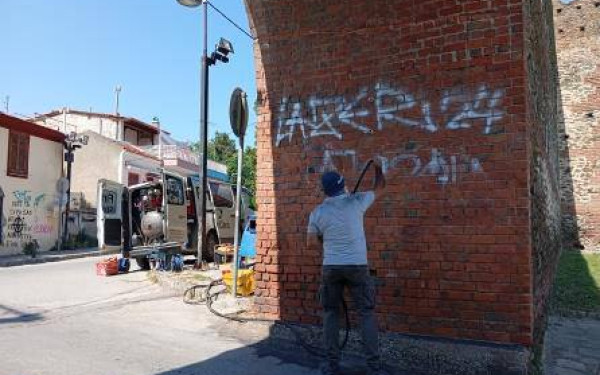 Θεσσαλονίκη: Καθάρισαν τα γκράφιτι από τα βυζαντινά τείχη