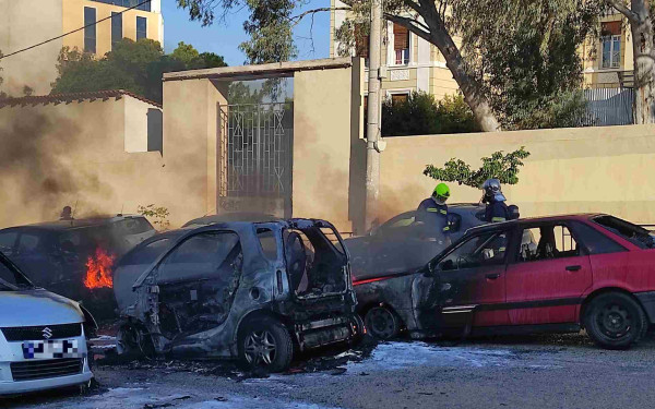 Αθήνα: Στις φλόγες σταθμευμένα αυτοκίνητα στη Νέα Σμύρνη - Επί ποδός η Πυροσβεστική (βίντεο)