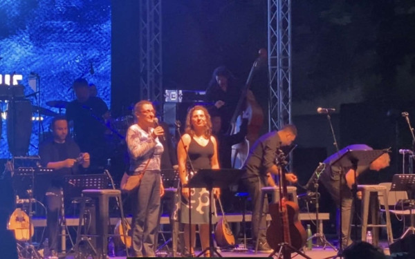Θεσσαλονίκη: Παρέμβαση για την ανάπλαση της ΔΕΘ στη συναυλία Νταλάρα και Μάστορα - Ζήτησαν υπογραφές για δημοψήφισμα (βίντεο)