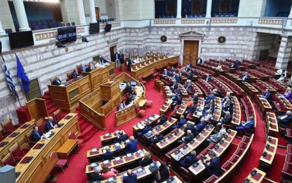 Βουλή - Προανακριτική για τα Τέμπη: Σφοδρή πολιτική αντιπαράθεση με 13+1 κάλπες (Live)