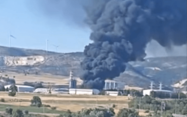 Σε πλήρη εξέλιξη η πυρκαγιά σε μονάδα ανακύκλωσης στην Αλεξανδρούπολη (βίντεο)