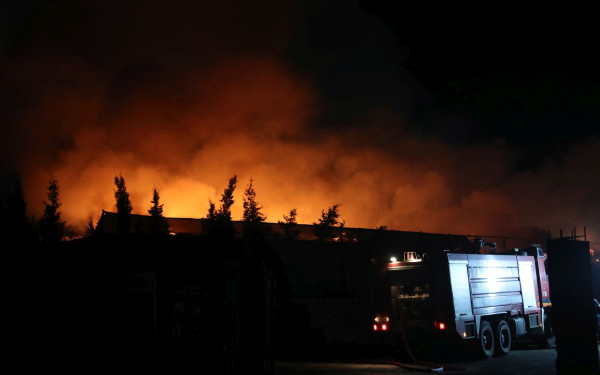Θεσσαλονίκη: Δύσκολη νύχτα με τη φωτιά σε εργοστάσιο ανακύκλωσης στη Σίνδο - Μήνυμα από το 112 για επικίνδυνους καπνούς - «Κλείστε πόρτες, παράθυρα» (βίντεο)