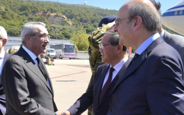 Στη Ρόδο ο Κινέζος πρωθυπουργός Λι Τσιάνγκ - Tον υποδέχτηκε ο Κ. Χατζηδάκης
