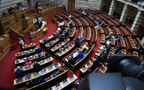 Θεσσαλονίκη: Στη Βουλή οι φωτιές στα εργοστάσια ανακύκλωσης στη Σίνδο