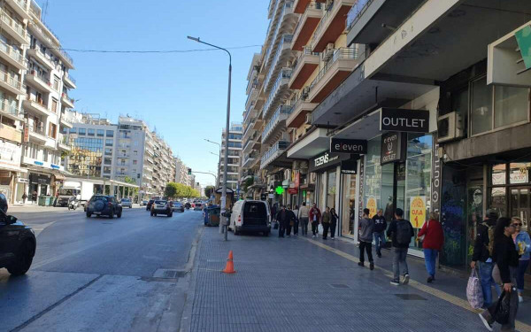 Θεσσαλονίκη: «Σβήνει» η αγορά στο κέντρο - Δεκάδες καταστήματα με κατεβασμένα ρολά σε Εγνατία, Τσιμισκή και Μητροπόλεως