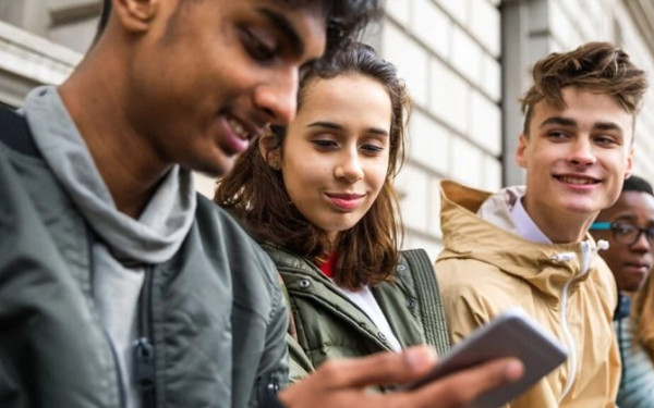 Gen Z: Η πρώτη παγκόσμια γενιά επαναπροσδιορίζει την ενηλικίωση