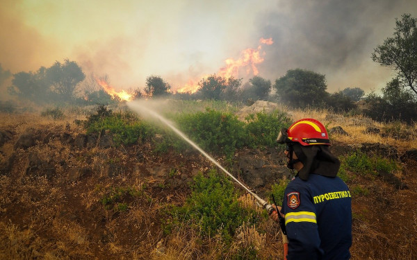 Θεσσαλονίκη: Συνεχίζεται η μάχη με τις φλόγες στη Βόλβη - Εκκενώθηκε το Βαγιοχώρι όχι η δομή