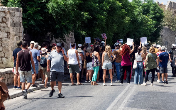 ΣΥΡΙΖΑ: Απαράδεκτη η απόφαση της κυβέρνησης Μητσοτάκη να ποινικοποιήσει την κινητοποίηση αλληλεγγύης στη Ρόδο