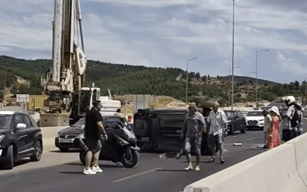 Θεσσαλονίκη: Ανατροπή αυτοκινήτου στην Περιφερειακή Οδό – Οδηγός απεγκλωβίστηκε και μεταφέρθηκε στο Νοσοκομείο (βίντεο)