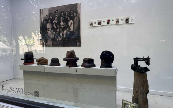 Θεσσαλονίκη: Οι Βιτρίνες Τέχνης του ΟΤΕ φόρεσαν τα ...καπέλα τους