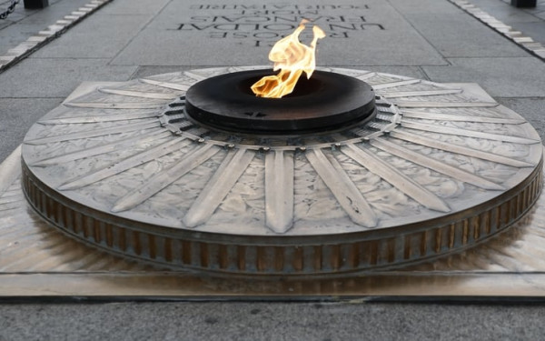 Γαλλία: Συνελήφθη άνδρας που άναψε τσιγάρο με τη φλόγα από την Αψίδα του Θριάμβου