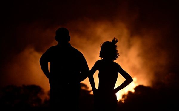 Μαίνεται η πυρκαγιά στην Κερατέα Αττικής: Ενισχύθηκαν οι πυροσβεστικές δυνάμεις για ολονύχτια μάχη