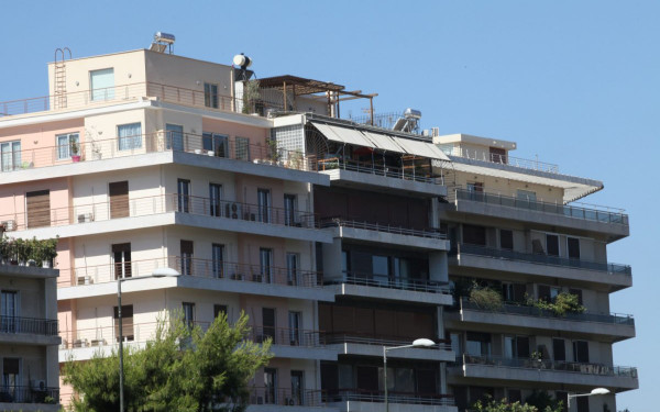 Σε στασιμότητα οι αντικειμενικές αξίες σε 12 δήμους – Αβεβαιότητα έως το 2027 για ιδιοκτήτες και επενδυτές