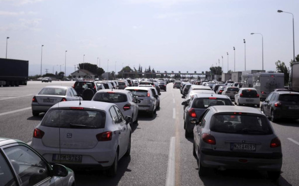 Θεσσαλονίκη: Ουρές χιλιομέτρων και μεγάλες καθυστερήσεις στα διόδια Μαλγάρων - Κλειστή μία λωρίδα