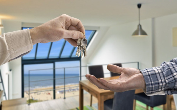 Τι αλλάζει στις μισθώσεις στα Airbnb - Οι εξαιρέσεις και οι κυρώσεις