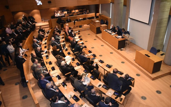 Ένας ανασχηματισμός, μία παραίτηση και μία ανεξαρτητοποίηση